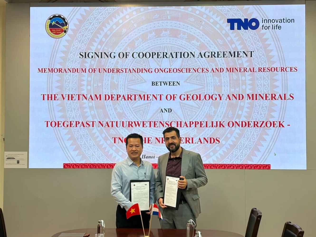 Viet Nam, Netherlands sign MoU on geology and mineral resources